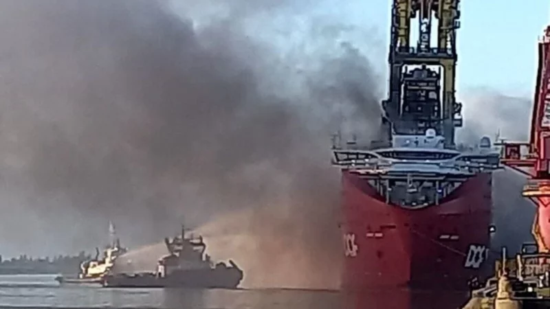 Navio pega fogo no Porto do Açu após explosão