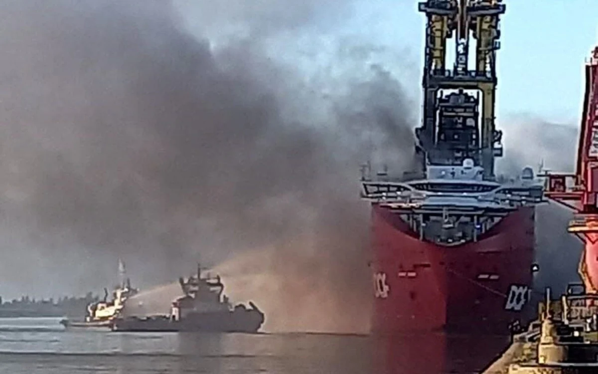Navio pega fogo no Porto do Açu após explosão