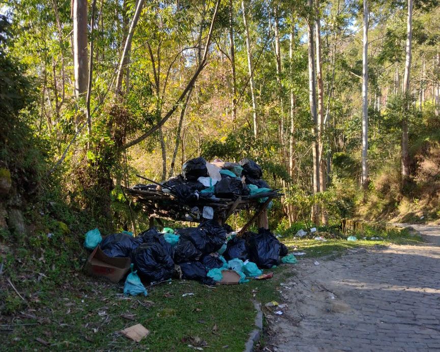 Moradora denuncia falta de plataforma para coleta do lixo no Caledônia