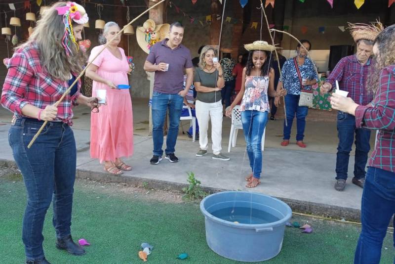 Idosos participam de festa julina