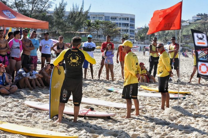 ‘Surf Salva’ reúne surfistas e atletas para treinamento