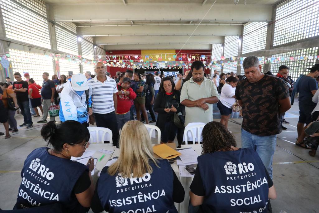 Prefeitura entrega cartões do programa Prato Feito Carioca