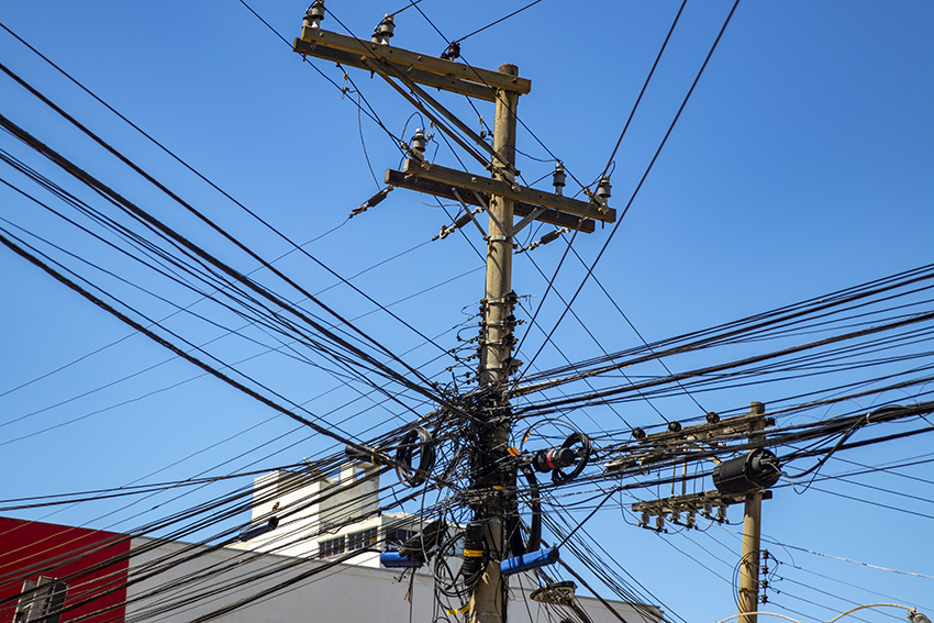 Enel: plano para retirada de excesso de fios nas ruas