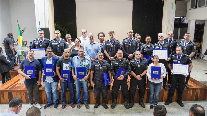 Homenagem à policiais e lideranças comunitárias