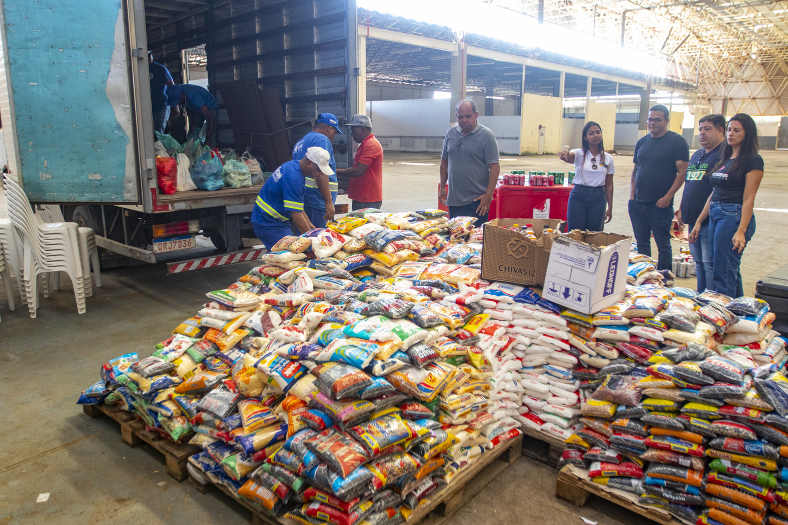 Prefeitura recebe alimentos arrecadados em show