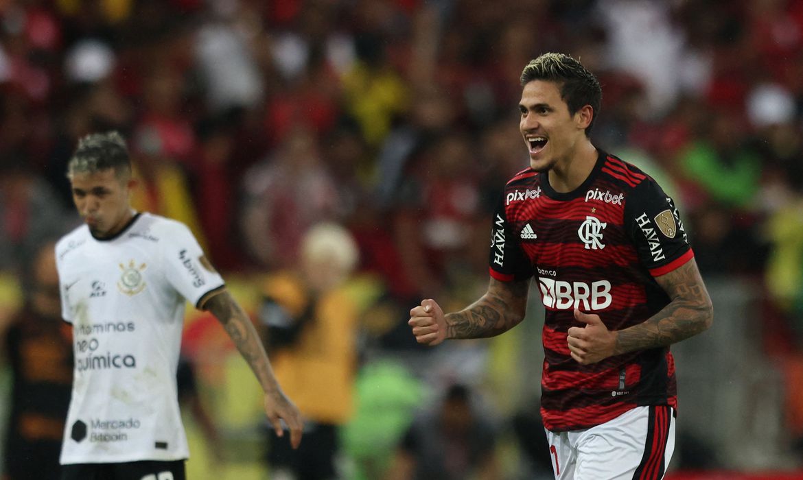 Flamengo vence e avança na Libertadores