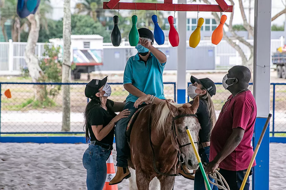 Atividades de equoterapia são retomadas em Macaé