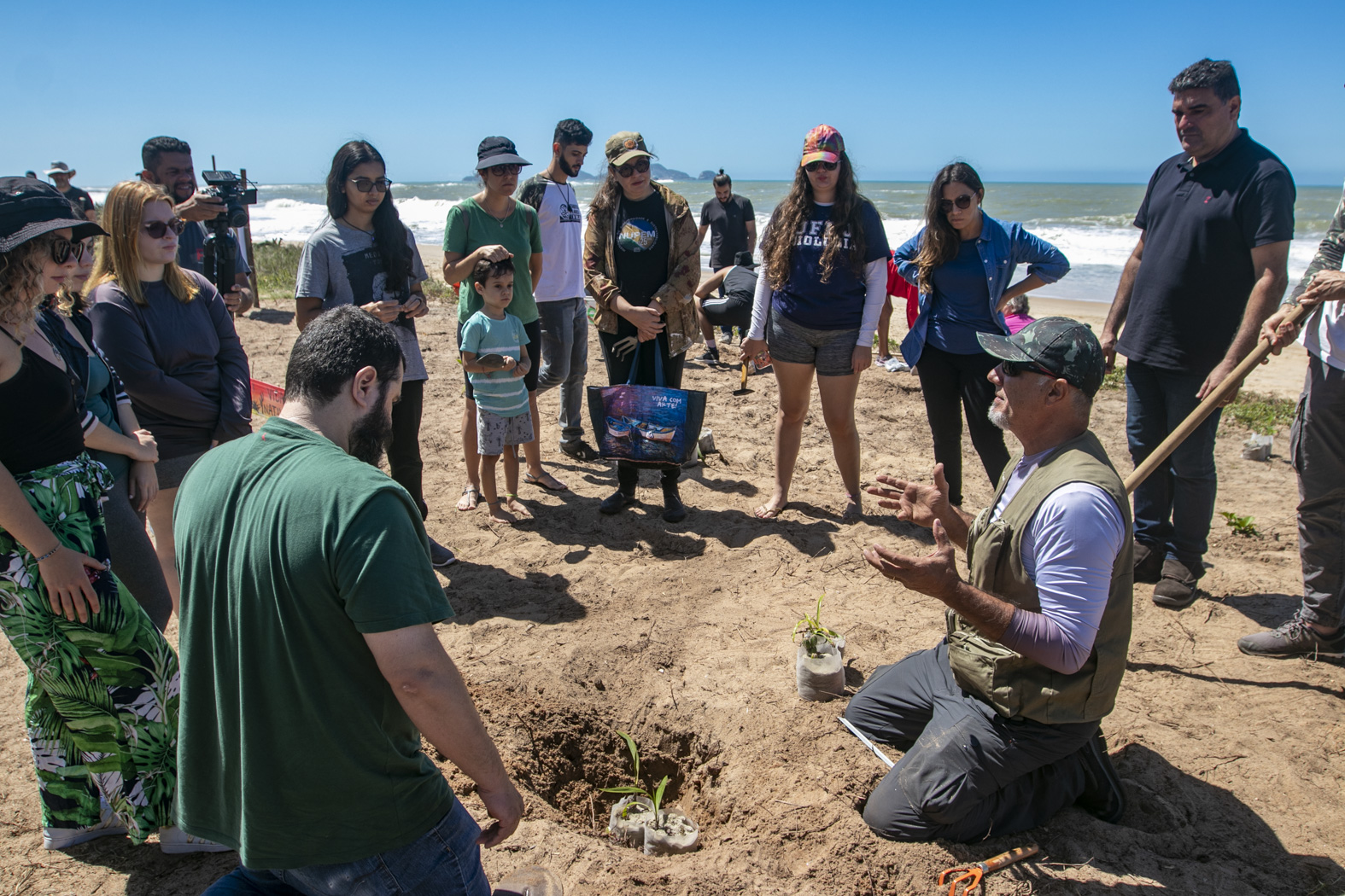 Plantio de mudas é realizado na Praia dos Cavaleiros