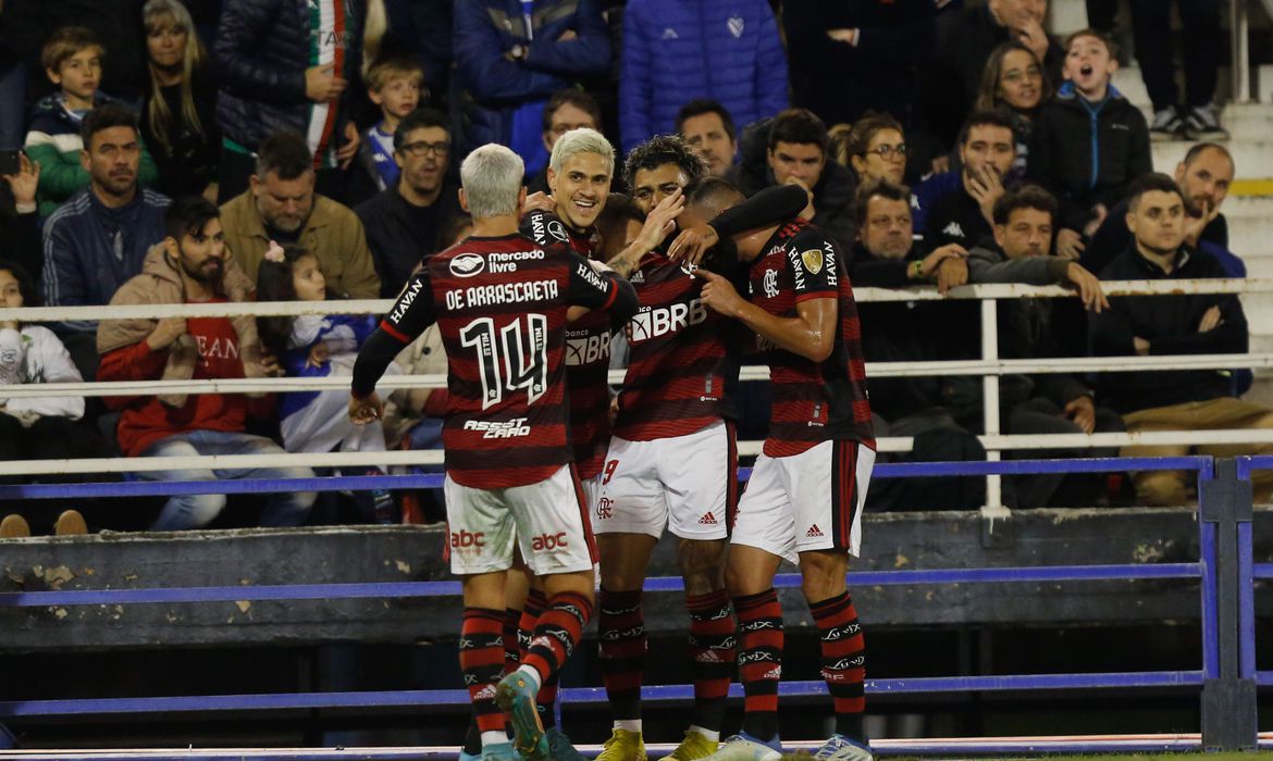 Mengão goleia Vélez e abre vantagem na semifinal