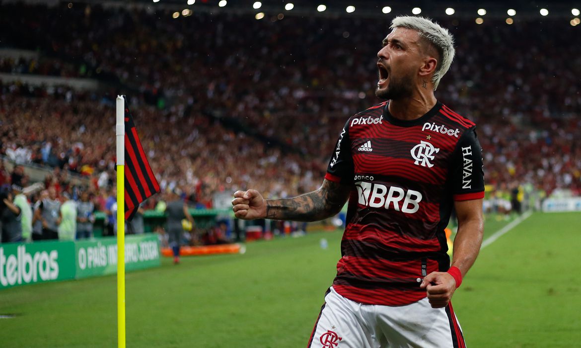 Flamengo derrota São Paulo no Maracanã e chega à final