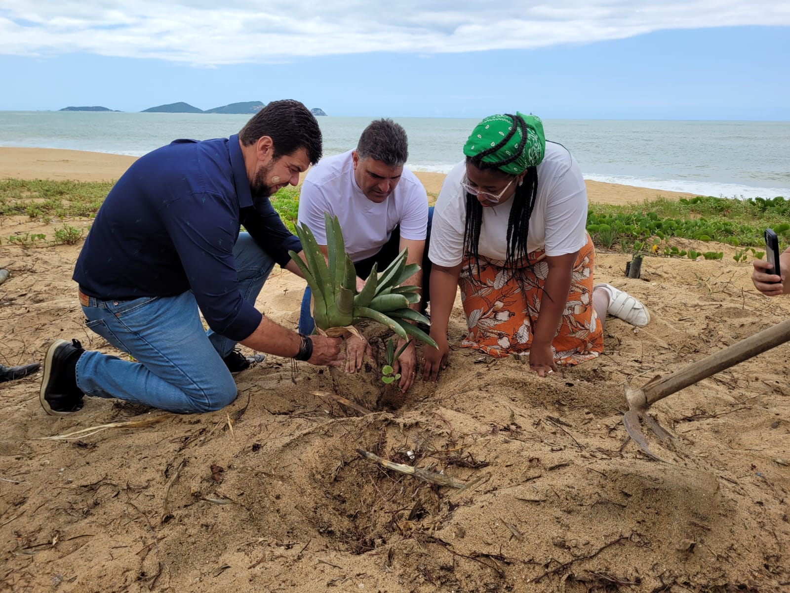 Plantio de mudas nativas é realizado na Praia Campista