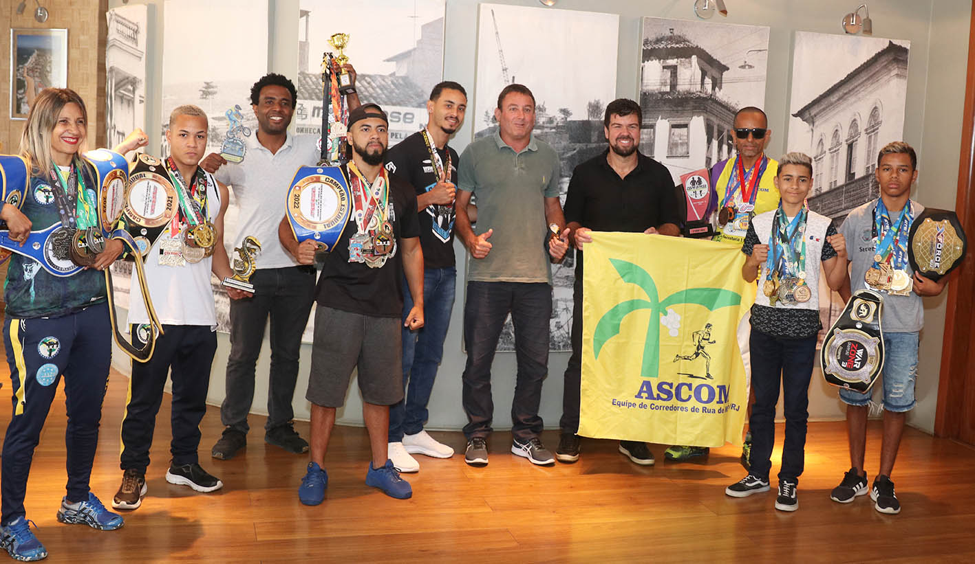 Prefeito recebe destaques mundiais do Bolsa-Atleta￼