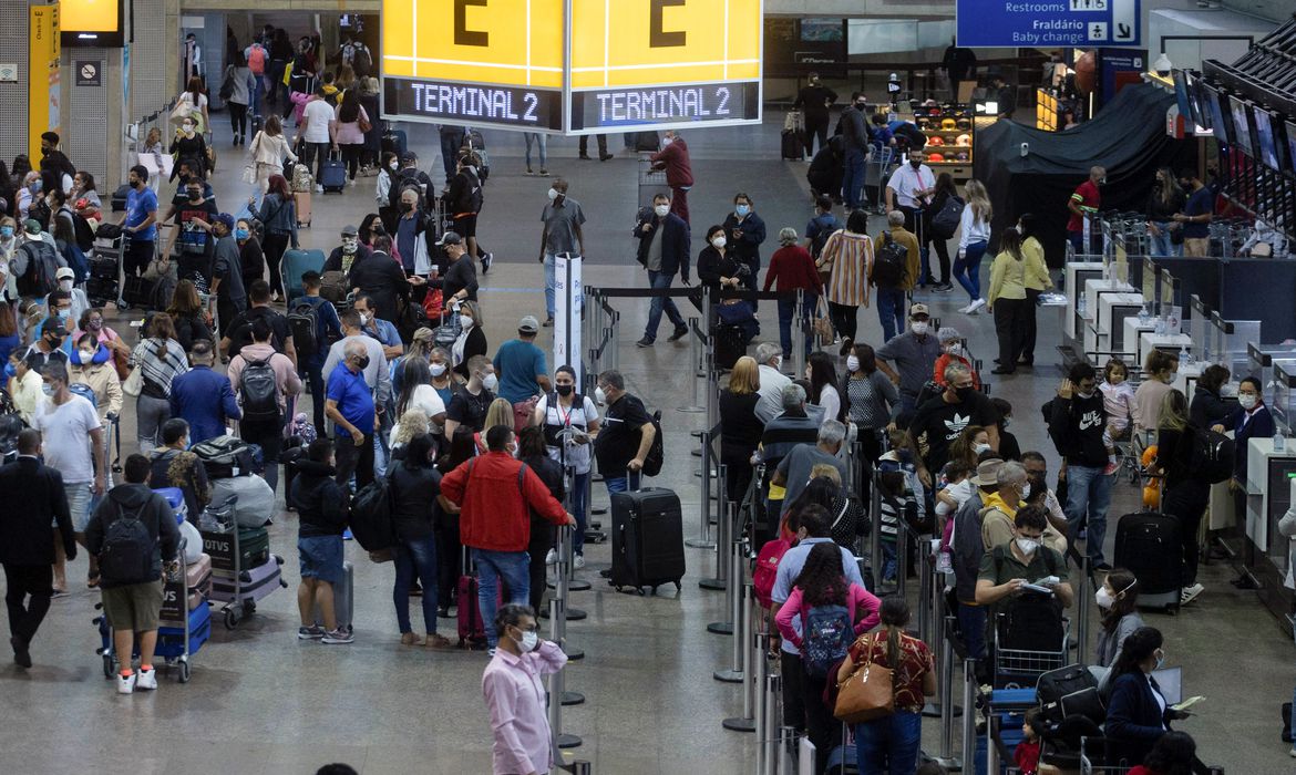 Anvisa aprova volta do uso de máscaras em aviões e aeroportos