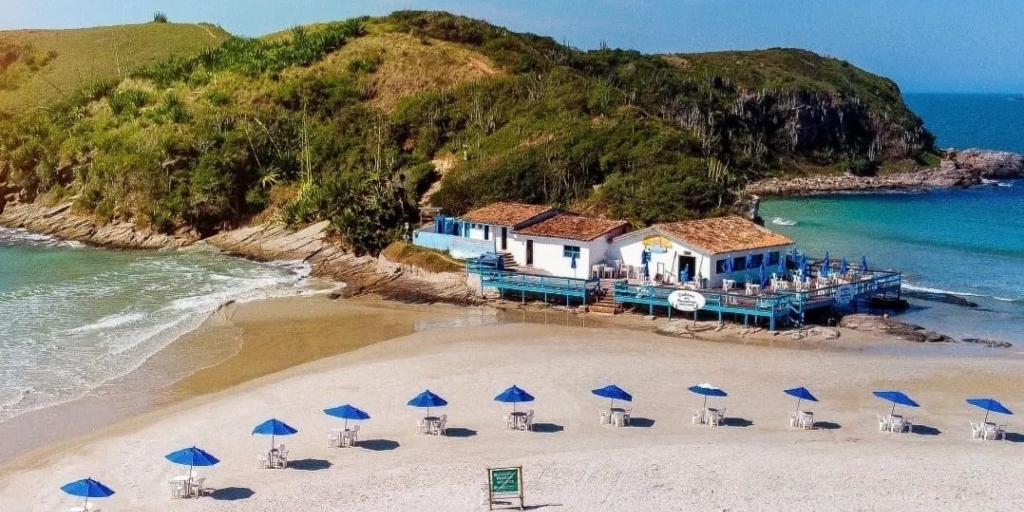 Justiça manda demolir 7 quiosques em praia de Cabo Frio