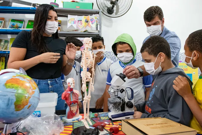 Prefeito inicia entrega de 69 laboratórios didáticos móveis￼