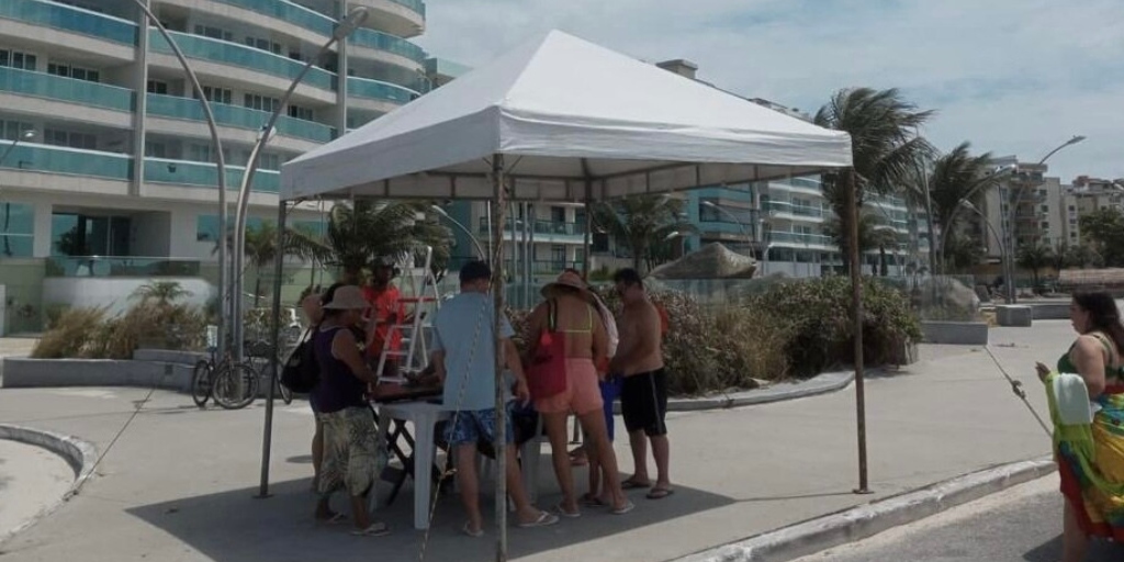 Pulseiras de identificação para crianças são distribuídas na Praia do Forte