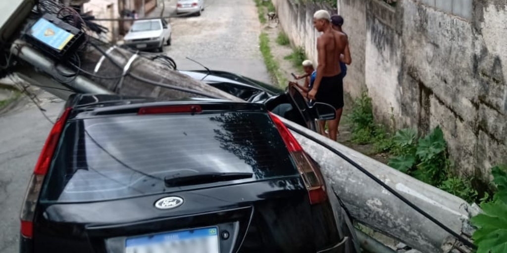 Poste destruiu carro em Friburgo