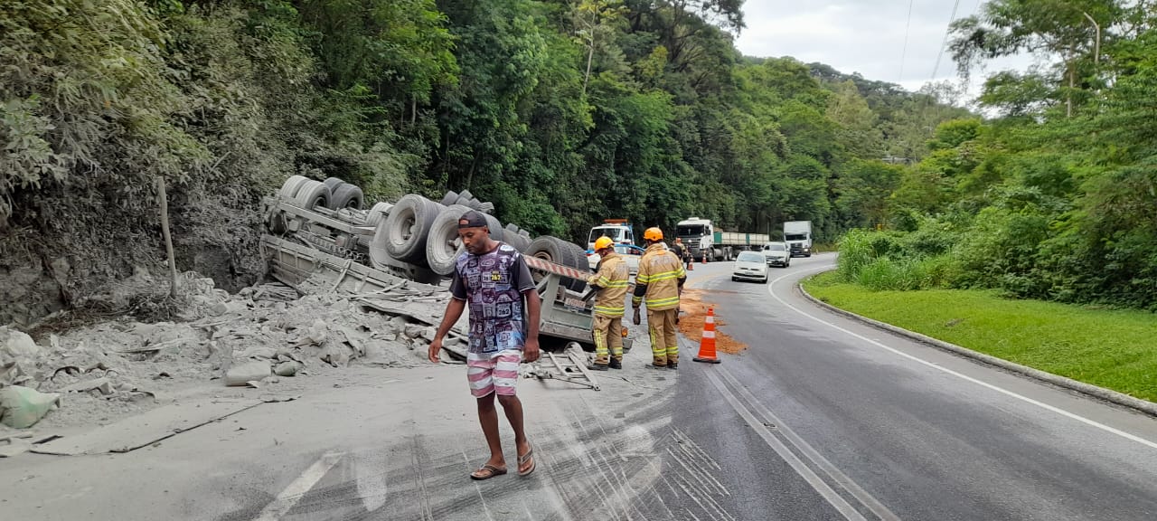 Carreta tomba e deixa RJ 116 em Pare e Siga na Serra dos Três Picos