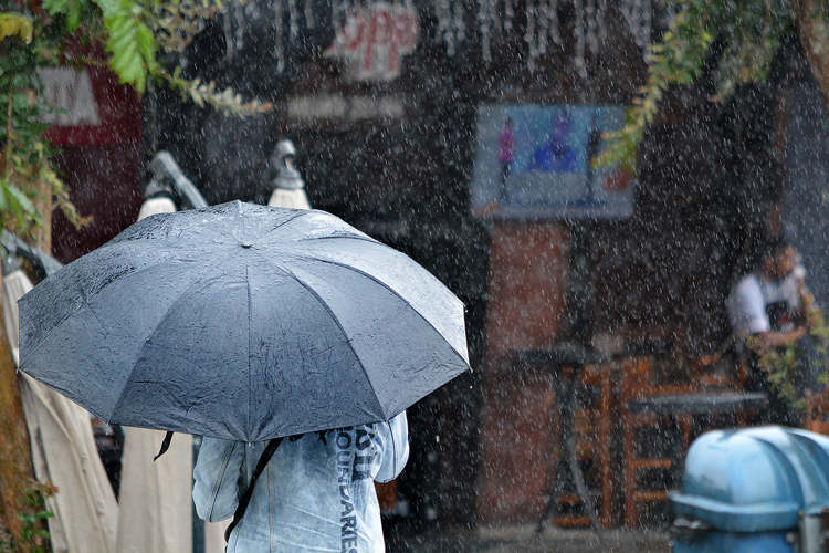 Chuva constante preocupa, mas cidade resiste bem