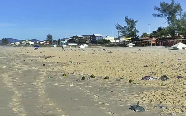 Praia de Ponta Negra amanhece repleta de lixo