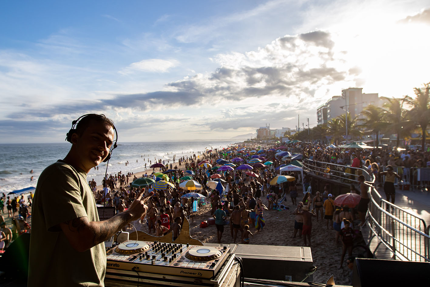 De axé a funk: DJ Felipe Tanus bomba Cavaleiros