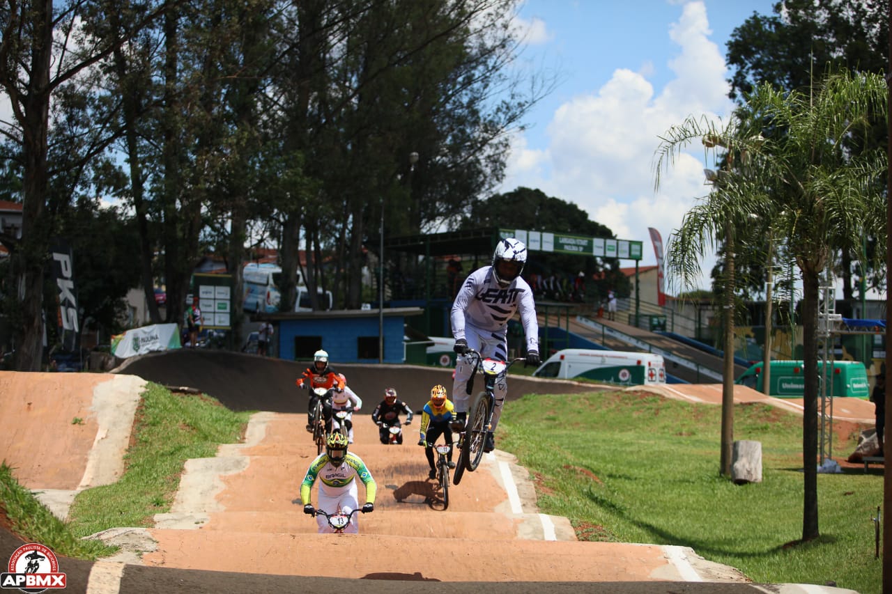 Atleta macaense é Campeão Paulista e Interestadual de Bicicross