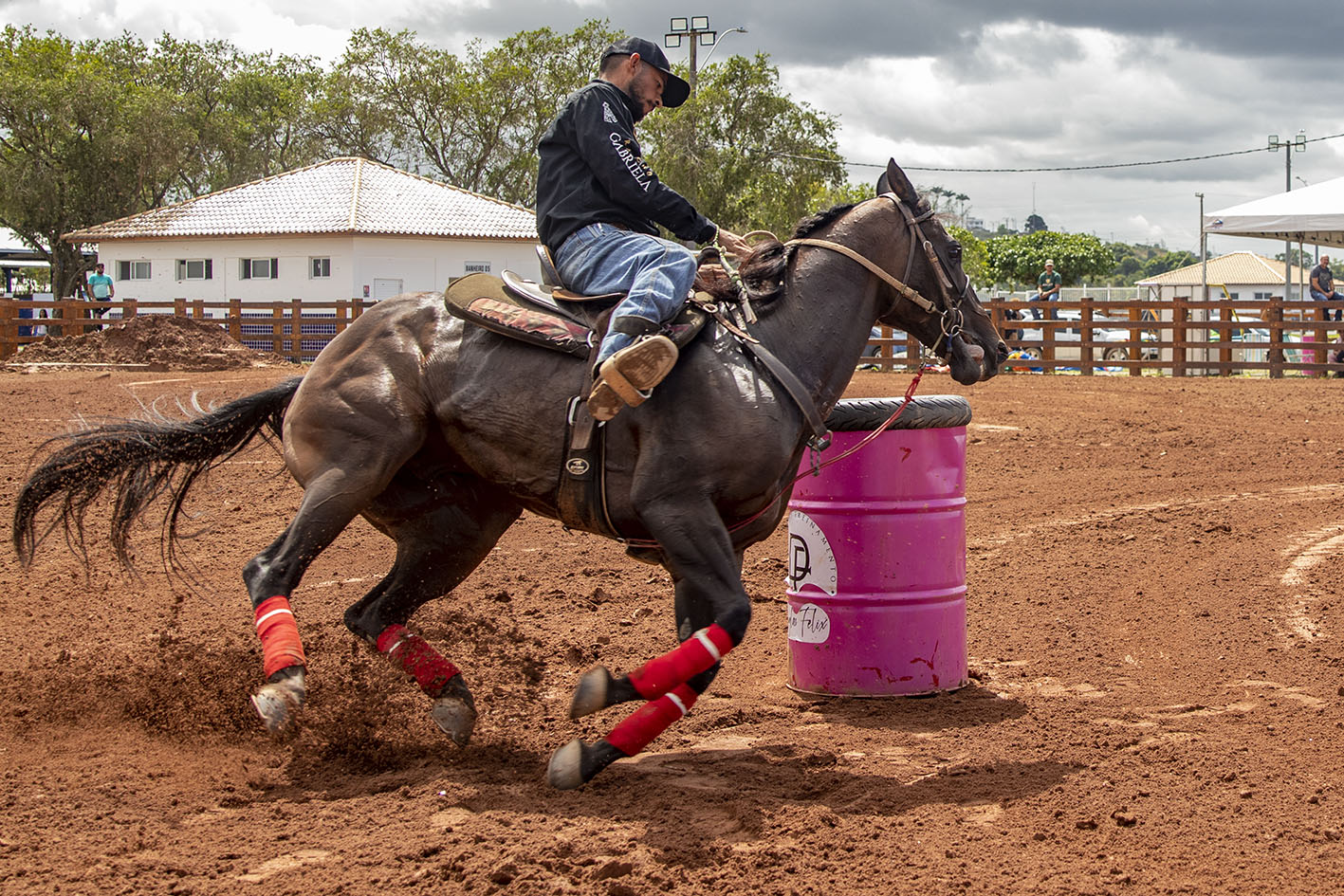 Precisão de competidores e robustez de equinos marcam Macaé Horse Fest