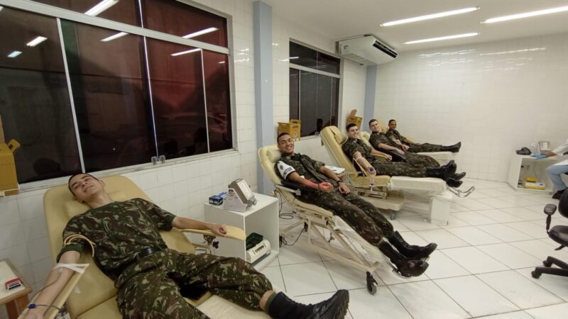 Ação solidária: soldados do TG doam sangue no hemocentro