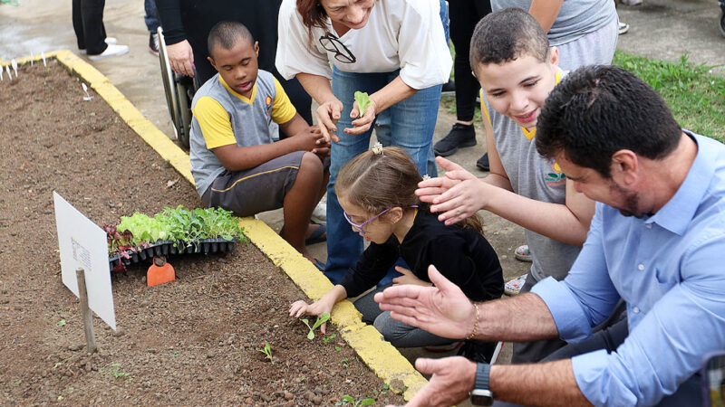 Projeto ‘Que mato é esse’ planta mudas na Escola Sentrinho