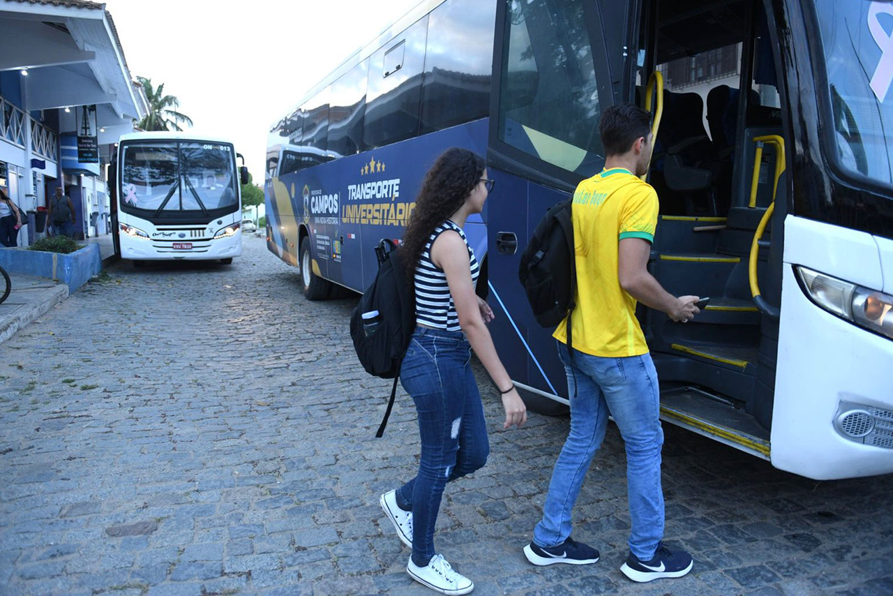 Secretaria de Educação inicia Transporte Universitário e da EJA