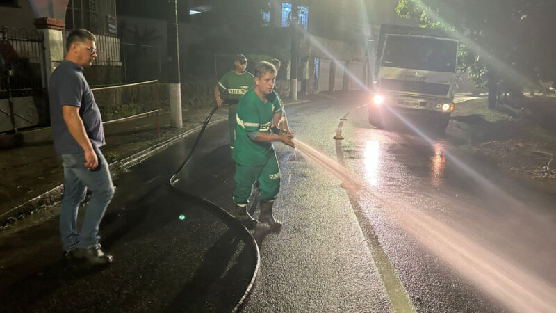 Resposta às chuvas: frente de trabalho da Comdep realiza limpeza das ruas e desobstrução de bueiros em Petrópolis