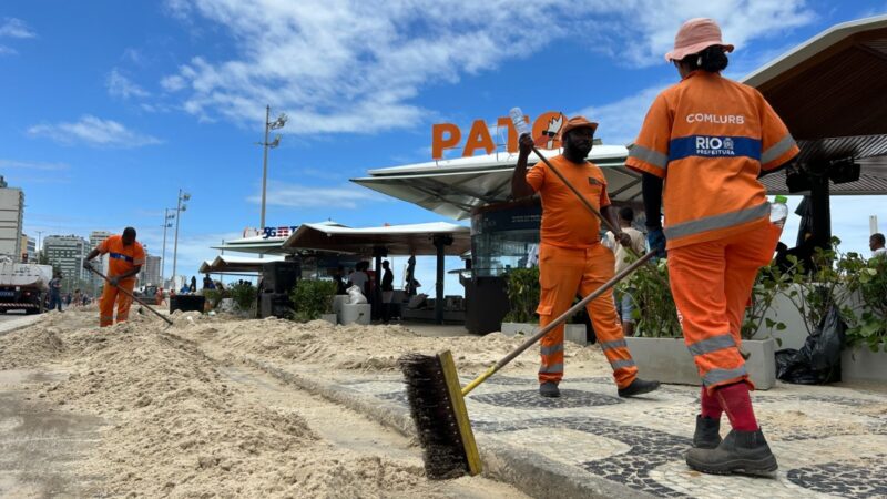 Comlurb faz limpeza das praias da cidade após forte ressaca