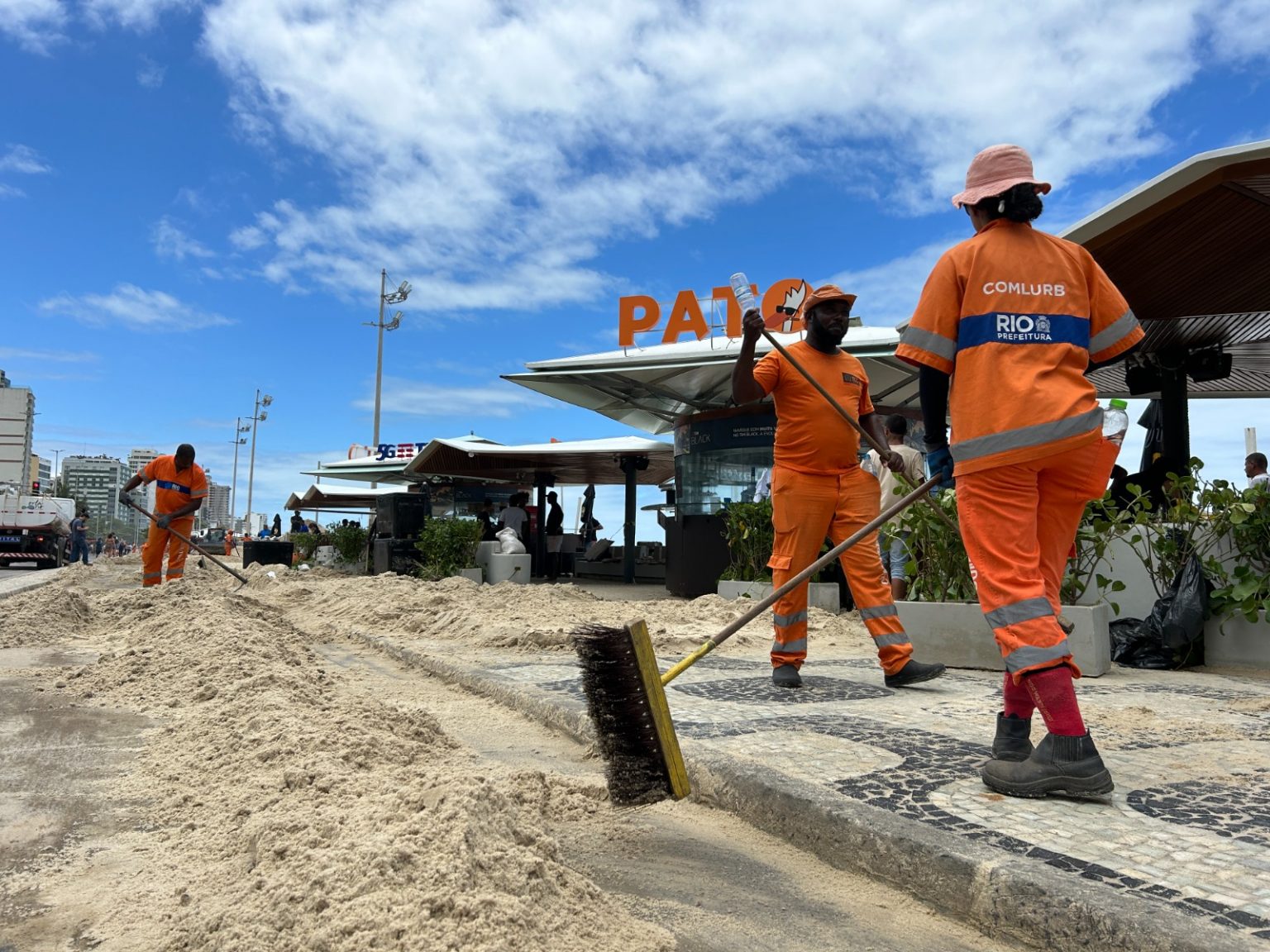 Comlurb faz limpeza das praias da cidade após forte ressaca