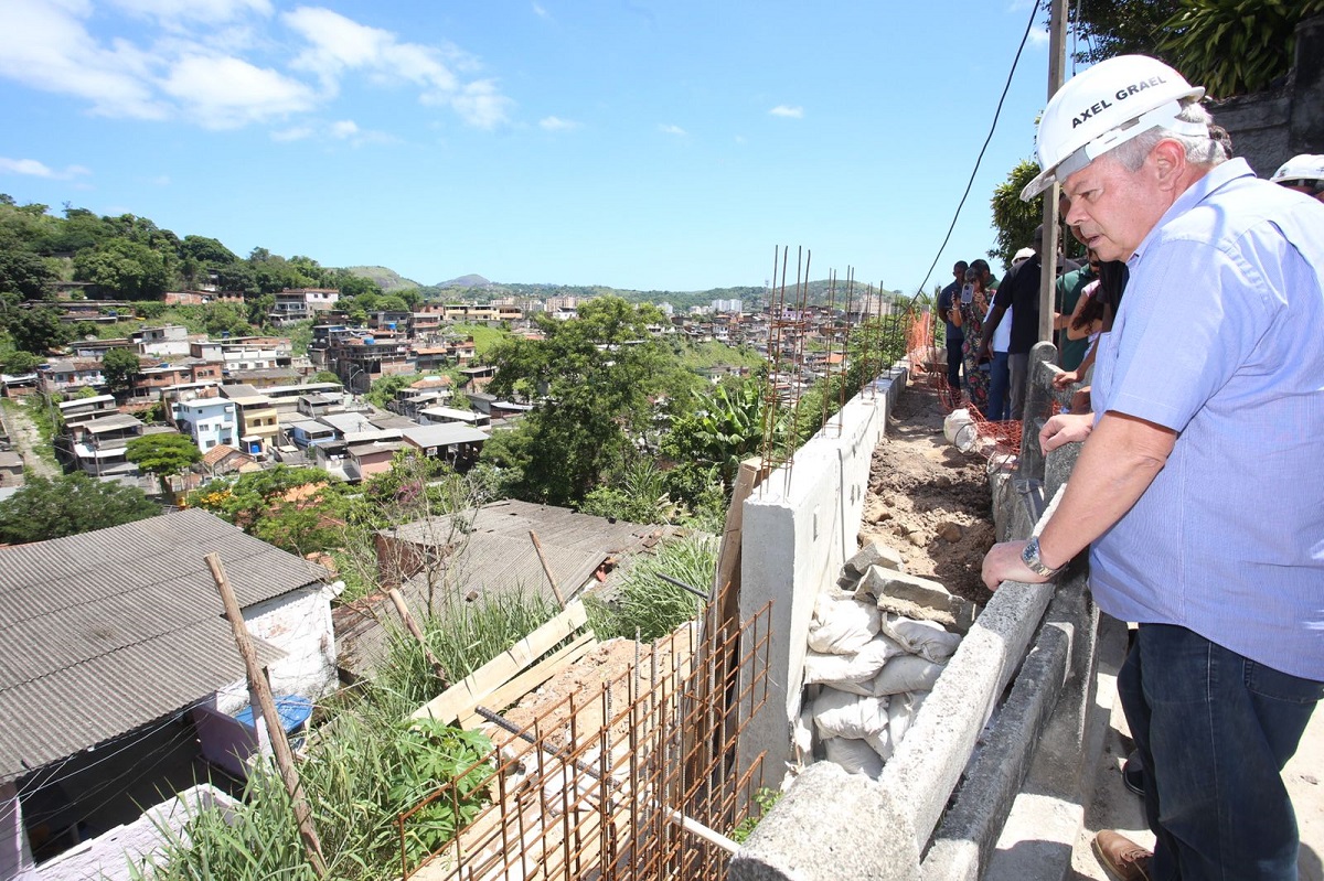 Equipe da Prefeitura de Niterói visita obras de contenção no Fonseca