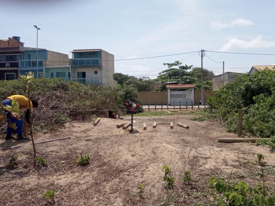 Orla de Tamoios recebe cercamento com mourões após denúncias de crime ambiental