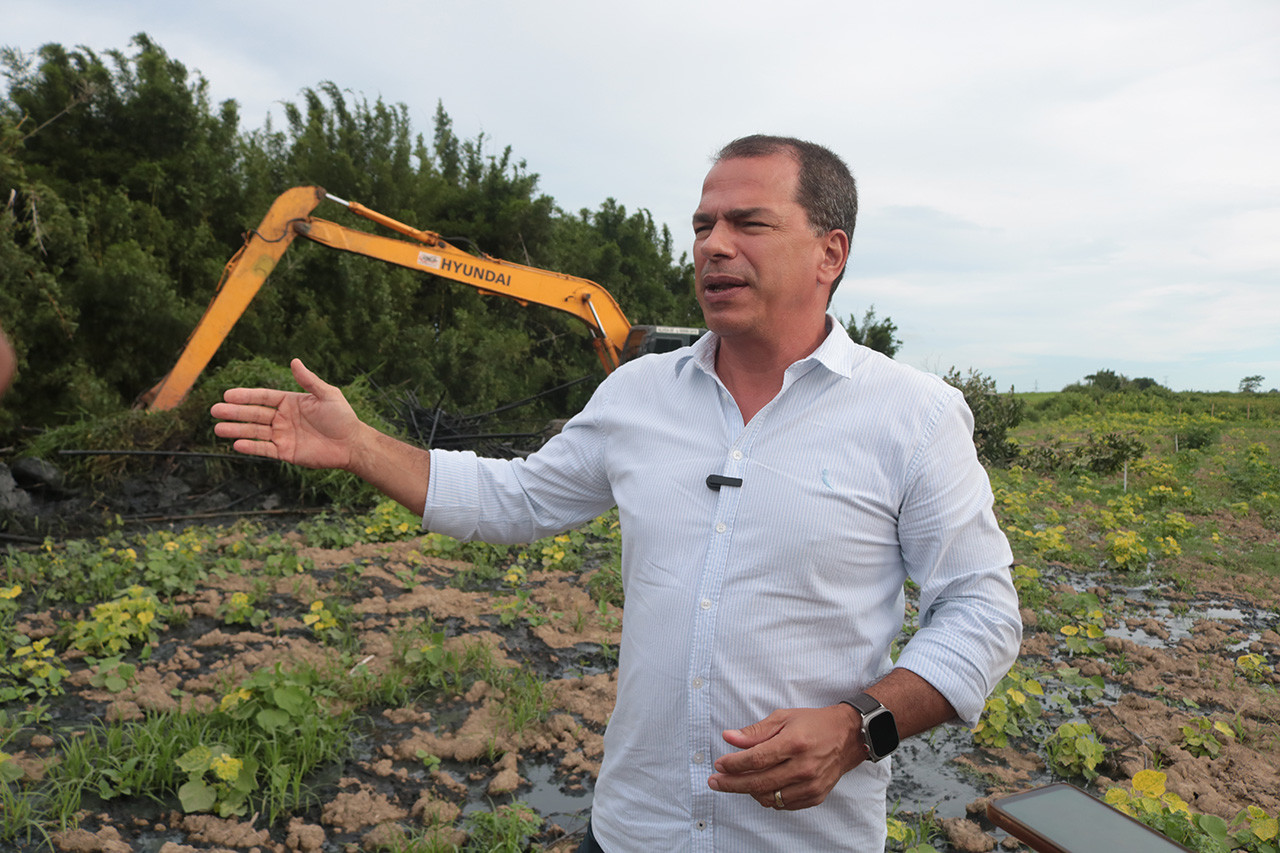 Prefeitura executa duas frentes de limpeza do Canal Campos-Macaé