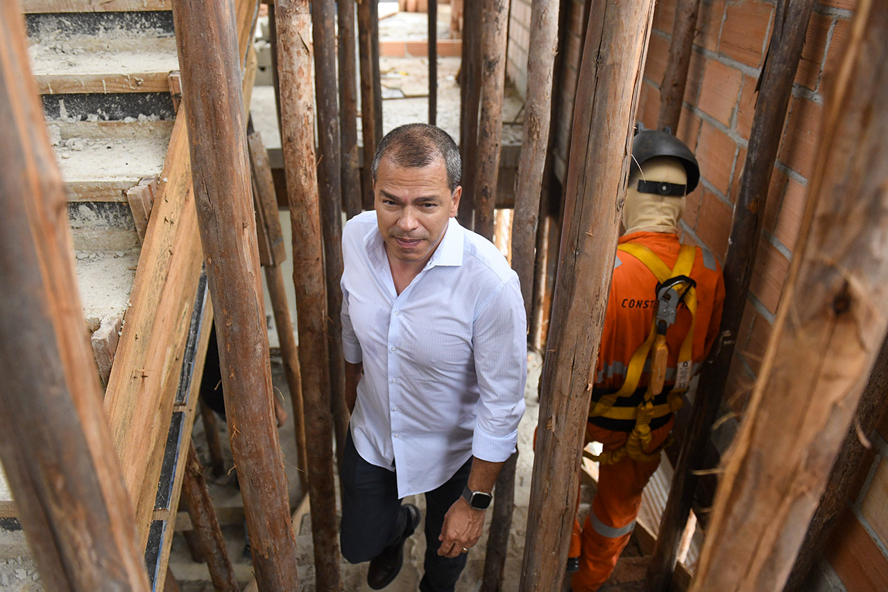 Prefeito em exercício, Frederico Paes vistoria obras da Clínica de Hemodiálise