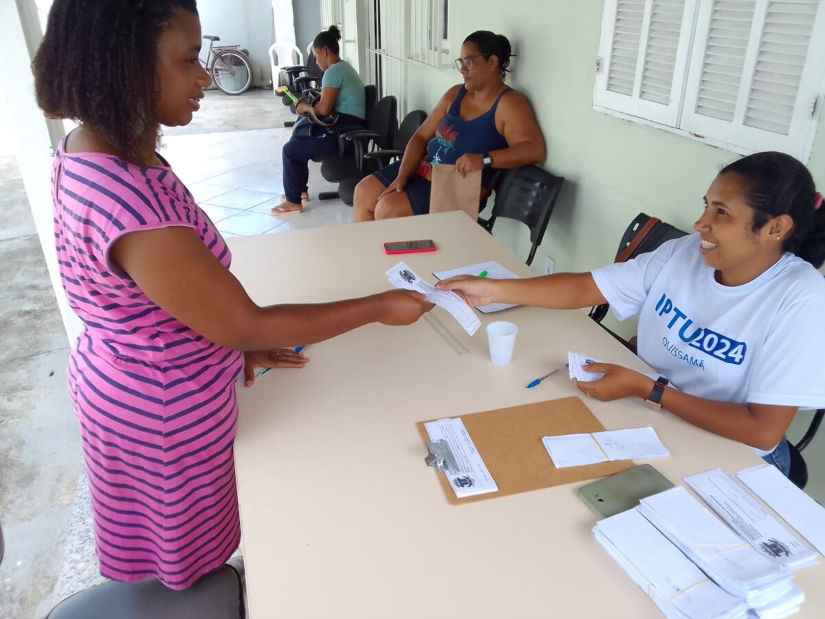 Fazenda faz entrega dos carnês de IPTU/2024 no bairro da Penha