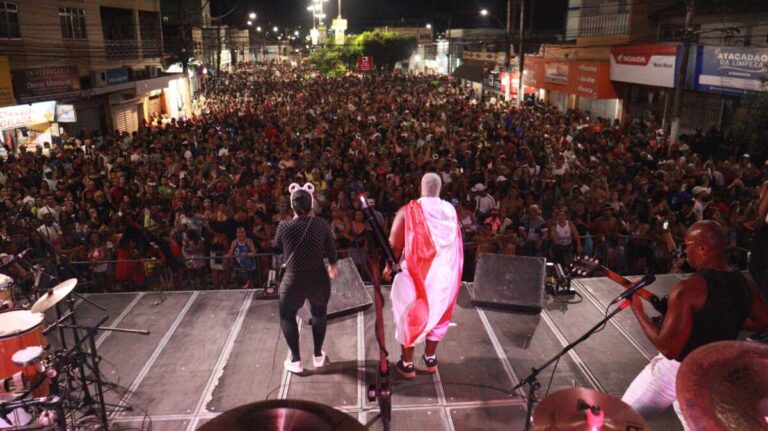 Carnaval em São Pedro da Aldeia tem mais uma noite de shows e desfiles de blocos