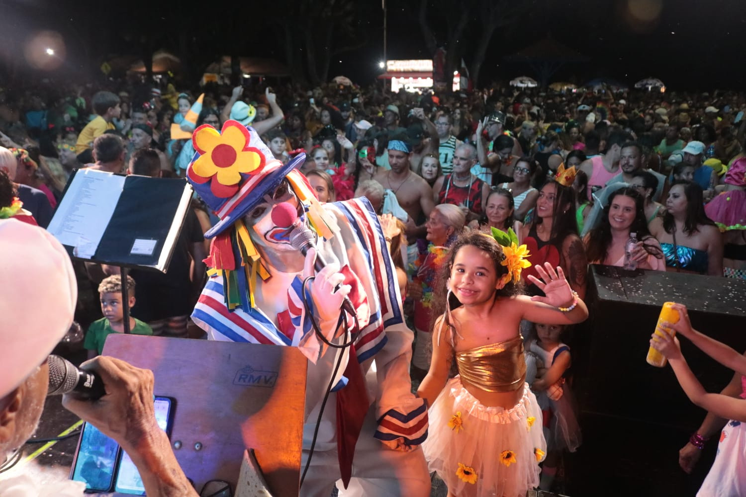 Marchinhas marcam mais uma noite do Carnaval em Farol