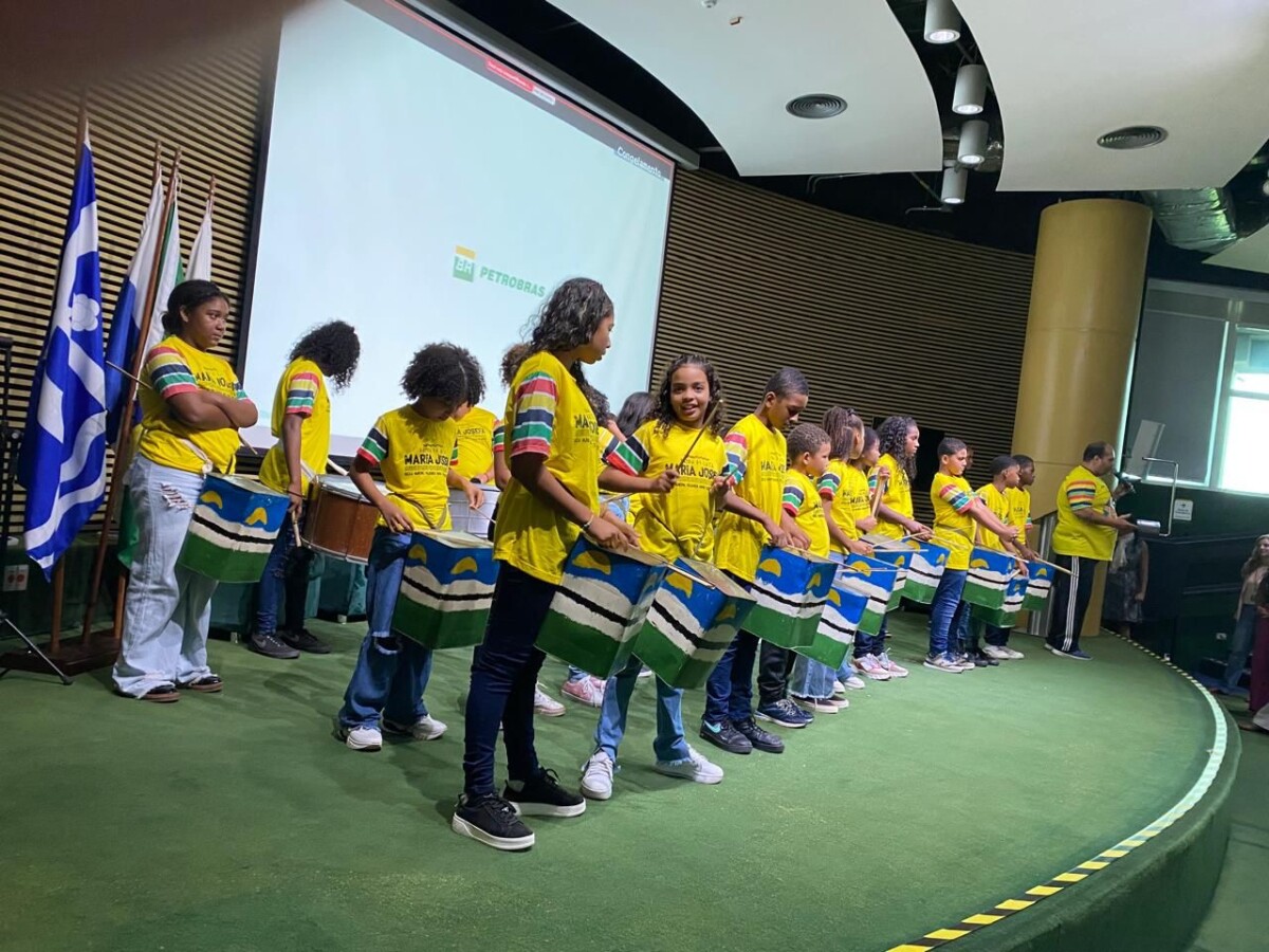 Banda de Lata da Escola Municipal Felizarda Maria se apresenta em Macaé