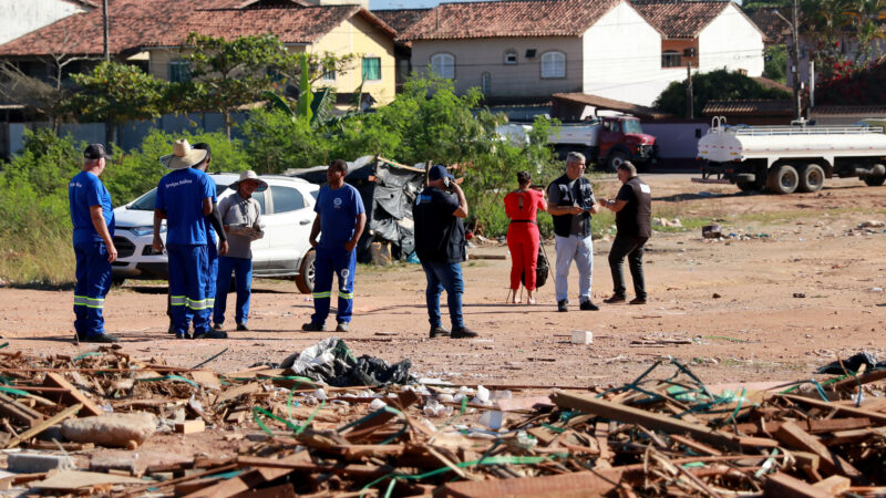 Pronta Ação retira abrigos e resíduos em terreno na Linha Vermelha