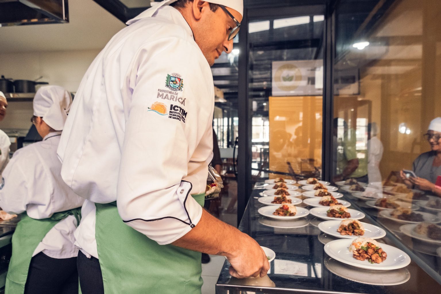 Alunos do Restaurante Escola de Maricá participam de concurso na Festa do Tomate