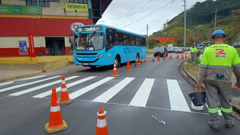 Trevo de Duas Pedras recebe nova sinalização