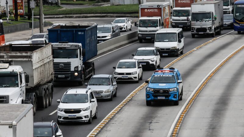 Cláudio Castro determina reforço do policiamento na Avenida Brasil e principais vias