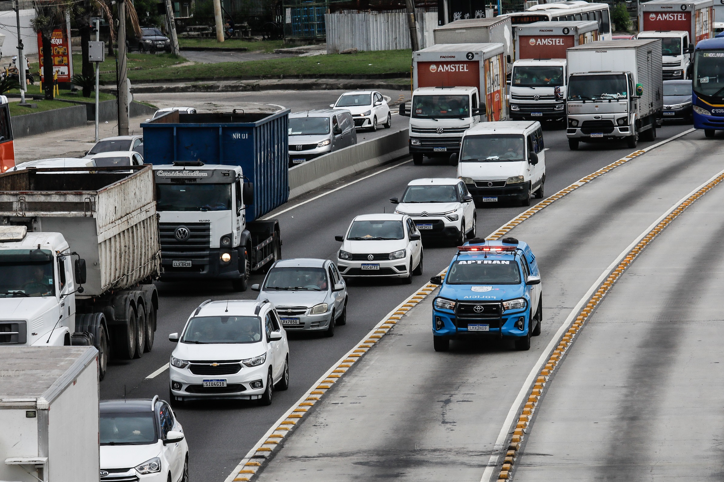 Cláudio Castro determina reforço do policiamento na Avenida Brasil e principais vias