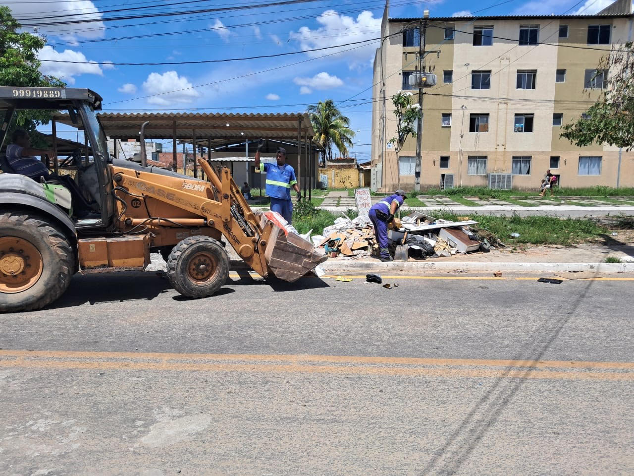 Prefeitura realiza remoção manual e mecanizada de resíduos diariamente em toda a cidade