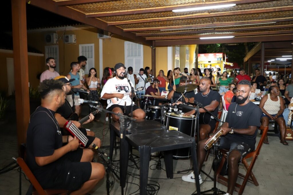 Praça Mário Moreira é palco de evento cultural com artistas locais