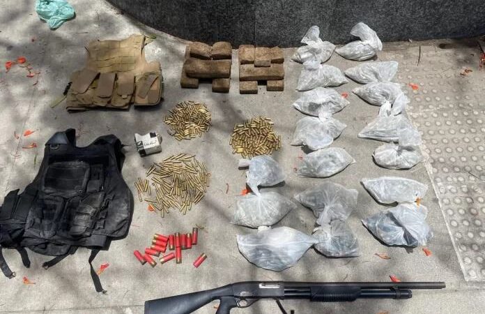 Armas e drogas são apreendidas em creche de Cabo Frio