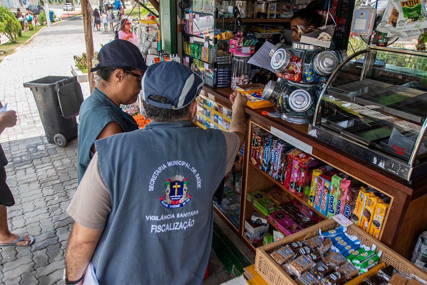 Operação Verão em Macaé busca conscientizar sobre vendas de produtos nas praias da cidade